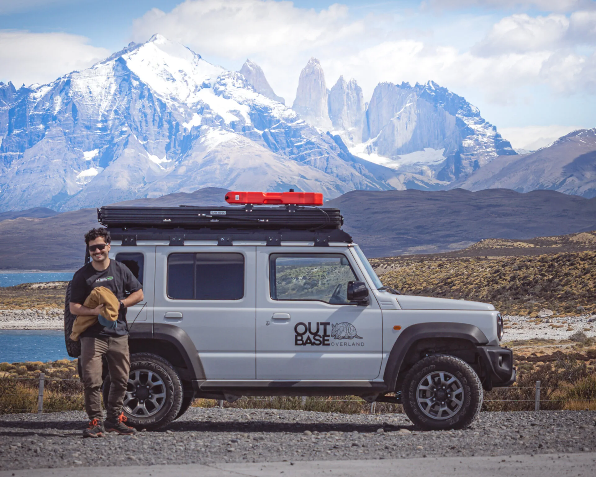 Camper 4×4 de OUTBASE Overland frente a las Torres del Paine, Patagonia